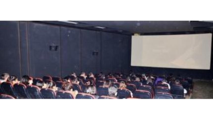 Emniyetten &Ouml;ğrencilere Sinema Ve Yemek Keyfi