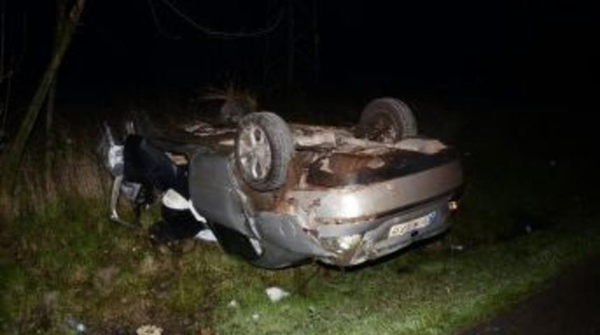 Kontrolden &Ccedil;ıkan Ara&ccedil; Takla Attı: 2 Yaralı