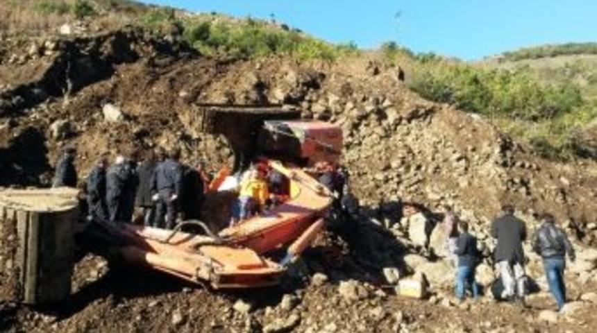 U&ccedil;uruma Yuvarlanan İş Makinesinin Operat&ouml;r&uuml;n&uuml; Emniyet Kemeri Kurtardı