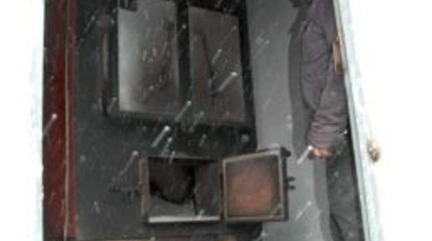 (&ouml;zel Haber) Dev Tavuk K&uuml;mesleri Soğukta K&ouml;m&uuml;rl&uuml; Soba İle Isıtılıyor