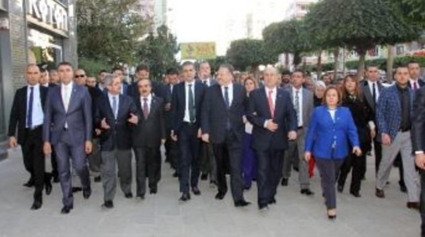 Bakan &Ccedil;elik, Adana Sokaklarında &Ccedil;ocukluğuna Geri D&ouml;nd&uuml;