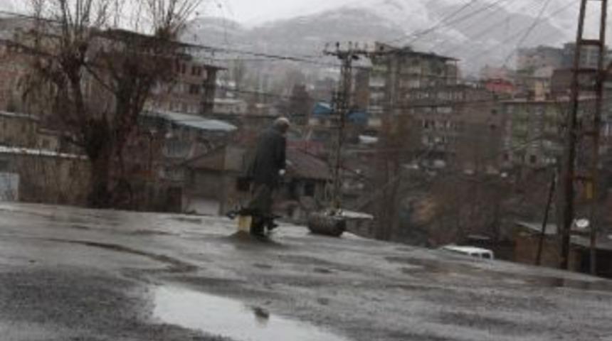 Hakkari&rsquo;de Yağışlar Etkisini S&uuml;rd&uuml;r&uuml;yor