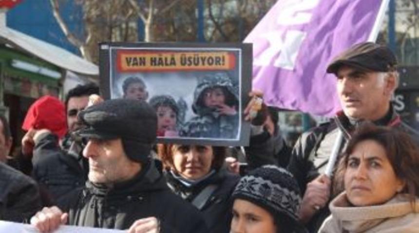 Başkent&rsquo;te Van Depremzedeleri İ&ccedil;in Battaniyeli Oturma Eylemi