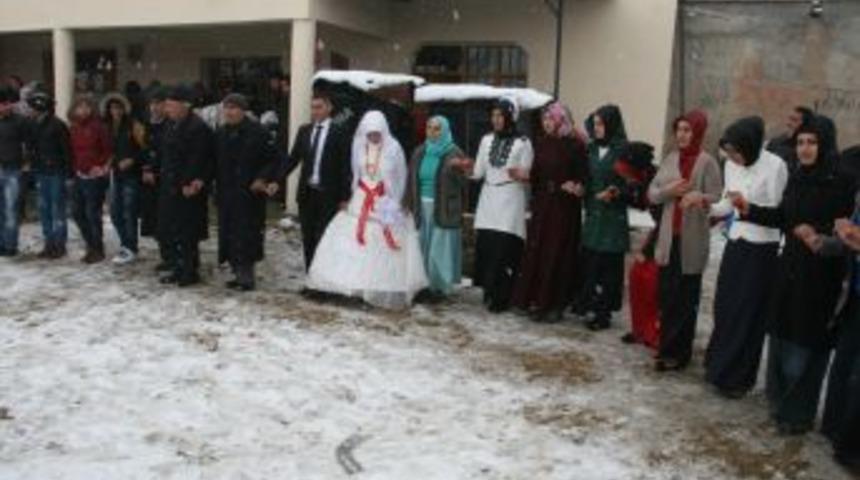 D&uuml;ğ&uuml;nlerini Kar Yağışı Altında Yaptılar