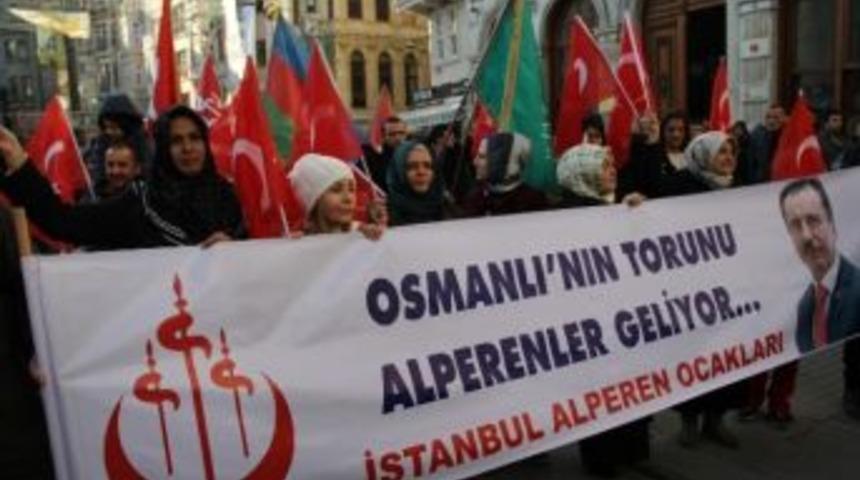 Polis Taksim&rsquo;e Y&uuml;r&uuml;mek İsteyen Gruba M&uuml;dahale Eti