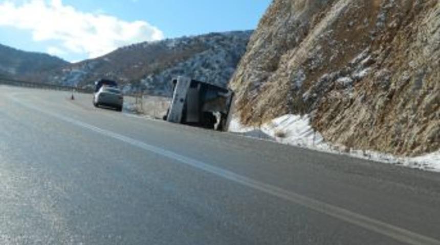 Cenazeye Gidenleri Taşıyan Otob&uuml;s Devrildi: 1 &Ouml;l&uuml;, 45 Yaralı