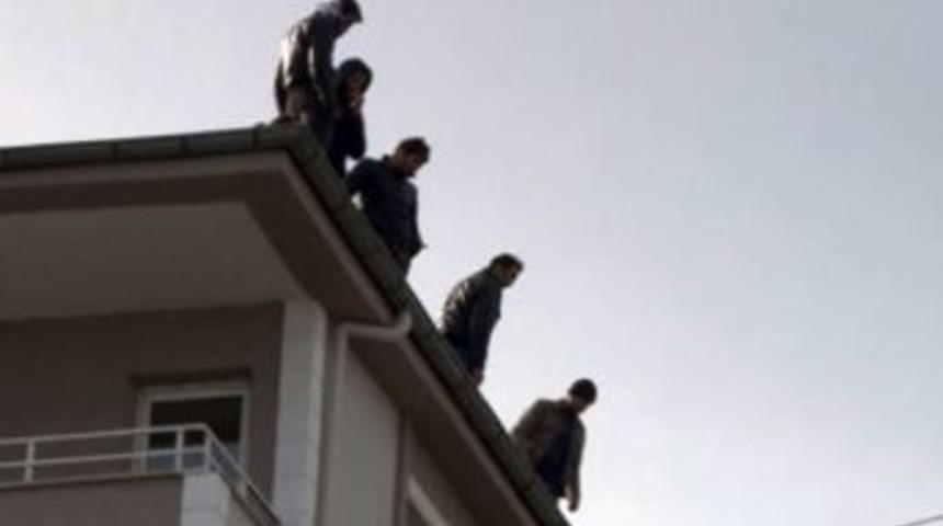 Tekirdağ&rsquo; Da Paralarını Alamayan İş&ccedil;iler 5 Katlı Apartmanın &Ccedil;atısına &Ccedil;ıktı