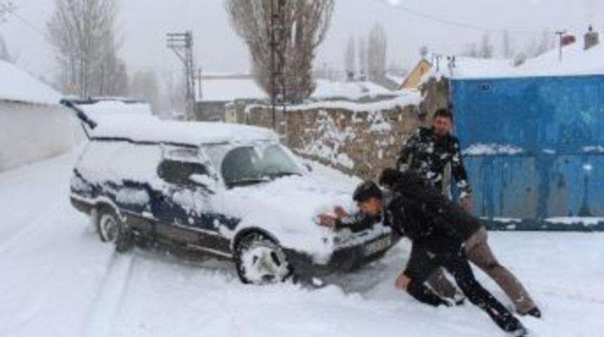Kar Yağışı 462 K&ouml;y Yolunu Kapattı