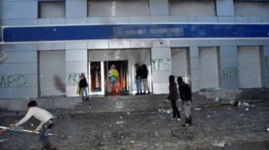 Y&uuml;ksekova&rsquo;da Banka Şubesi Ateşe Verildi