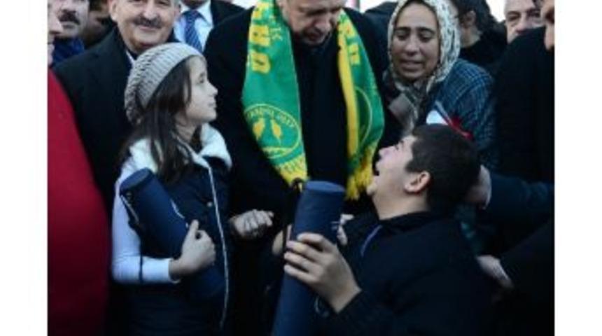 Başbakan Erdoğan Kendisini G&ouml;rmek İsteyen Engelli &Ccedil;ocuğa Sarıldı