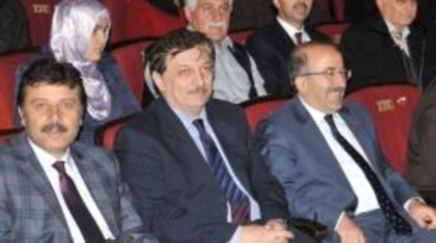 Başkan G&uuml;mr&uuml;k&ccedil;&uuml;oğlu Ve Belediye Personeli &ldquo;biz Bunu Hi&ccedil; D&uuml;ş&uuml;nmemiştik" Adlı Tiyatro Oyununu İzledi