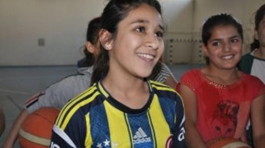 Kız &Ouml;ğrenciler Basketbol İle Zaman Ge&ccedil;iriyor