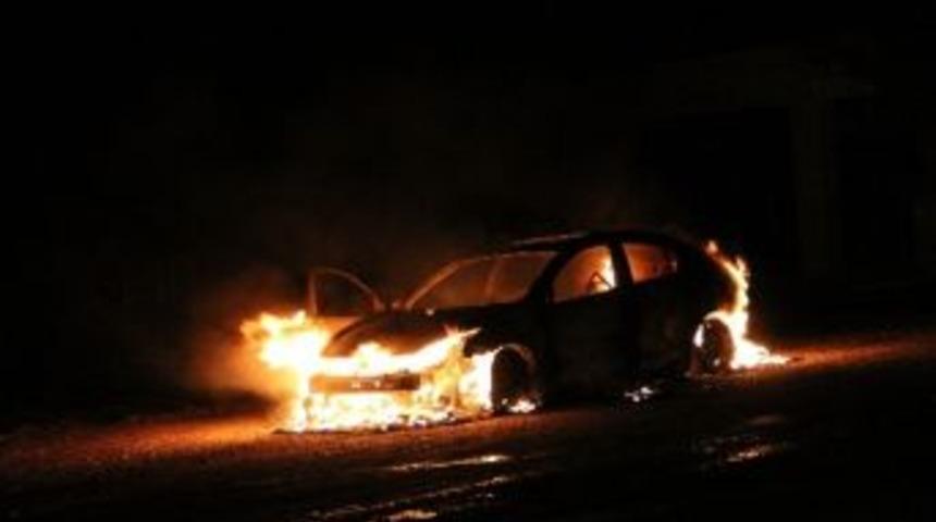 Diyarbakır'da Pkk'lılar Yol Kesti