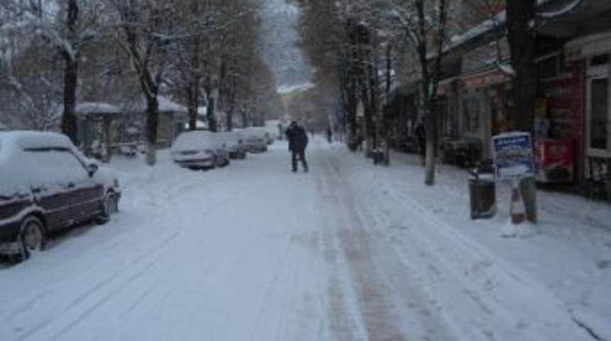 Azdavay&rsquo;da Yoğun Kar Yağışı Etkili Oluyor