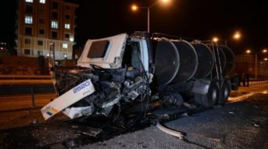 Tır İle Kamyon &Ccedil;arpıştı: 2 Yaralı