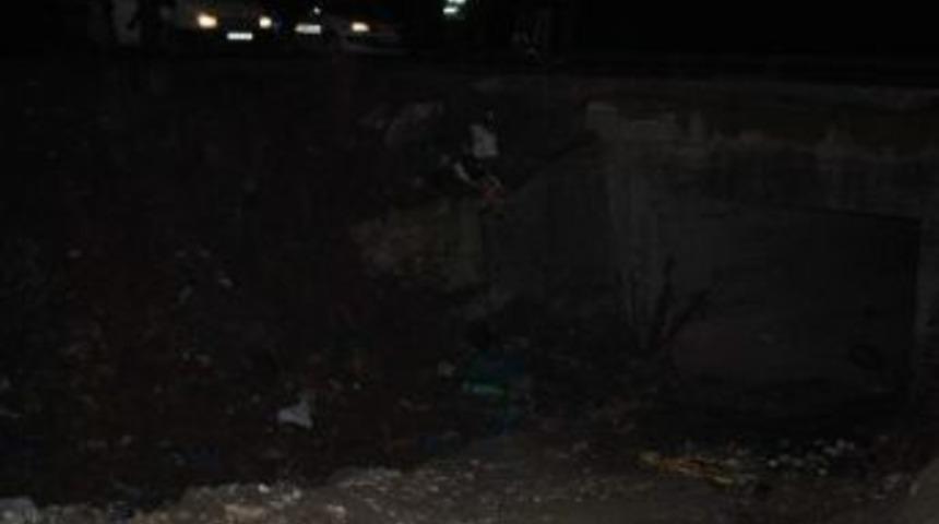 Otomobil Dereye U&ccedil;tu: 3 &Ouml;l&uuml;, 1 Yaralı