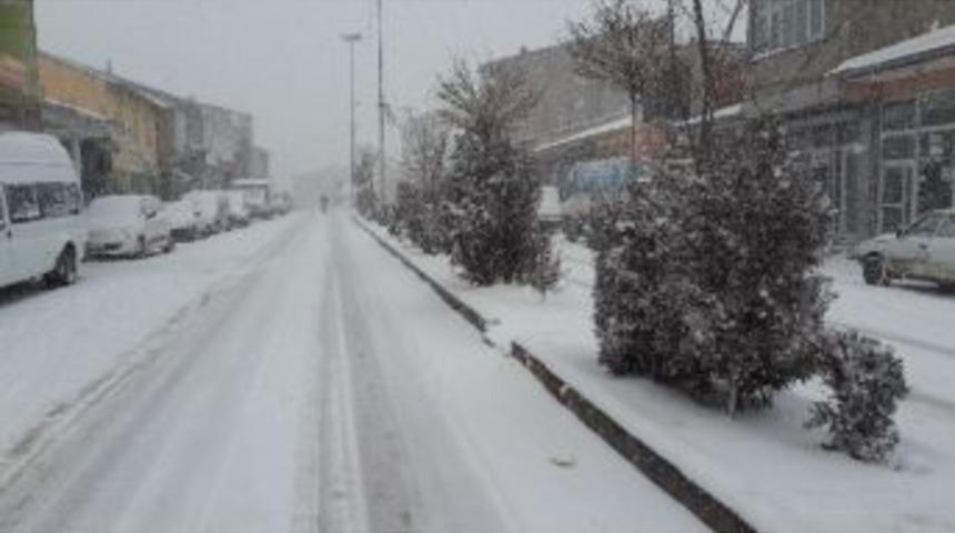 Kar Yağışı Ulaşımı Ve Eğitimi Engelledi