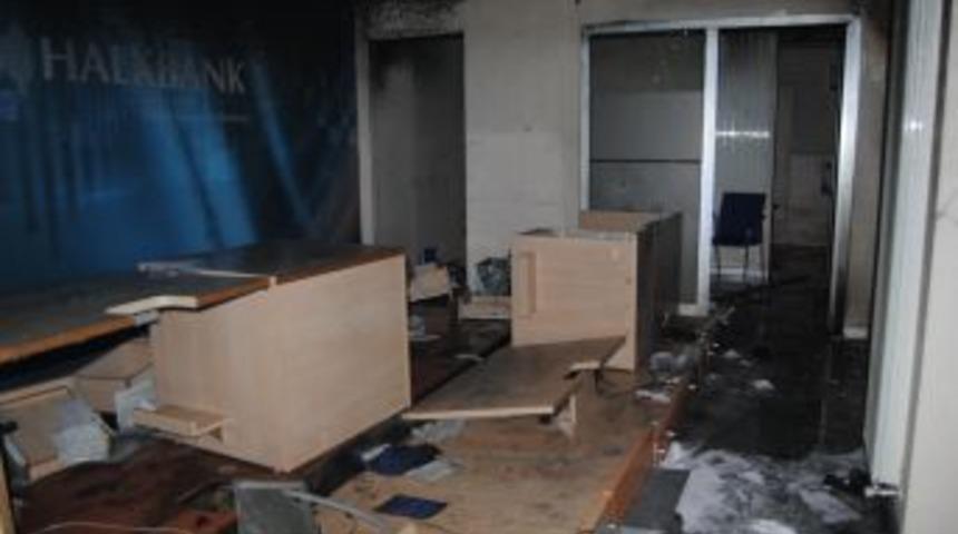 Y&uuml;ksekova'da Banka Şubesi Ateşe Verildi
