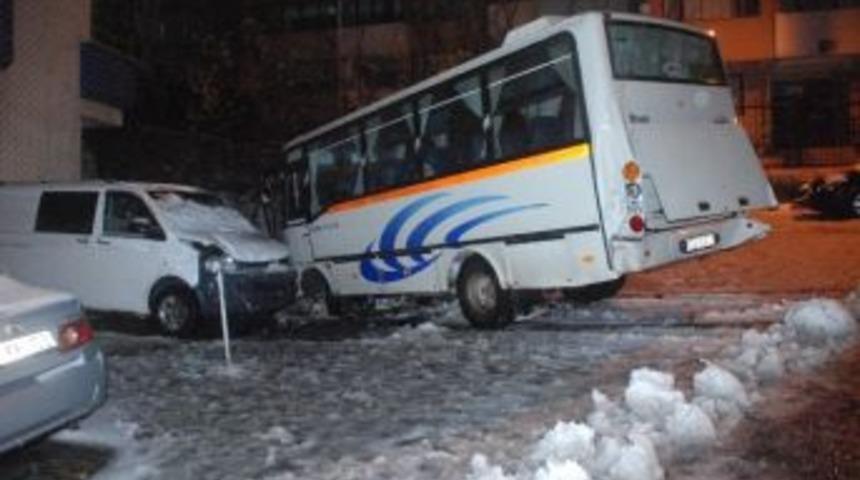 Freni Boşalan İşçi Servisi Kaza Yaptı