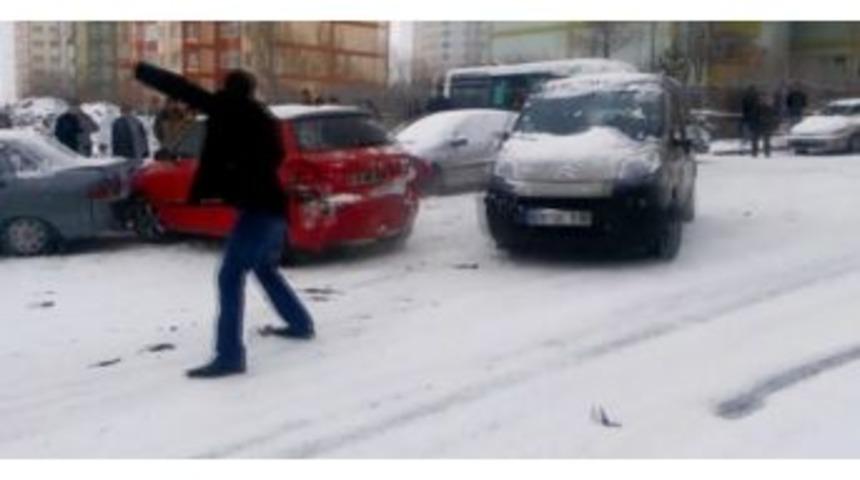 Buzlanan Yolda Trafik Kazaları Kamerada