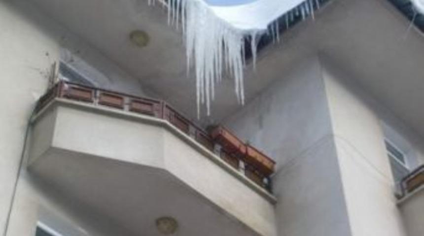 K&uuml;re&rsquo;de Buz Sarkıtları Tehlike Sa&ccedil;ıyor