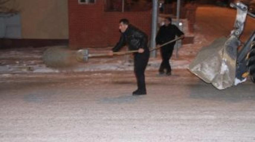 Ardahan'da Buzlanan Yollar Belediye Ekiplerince Tuzlandı