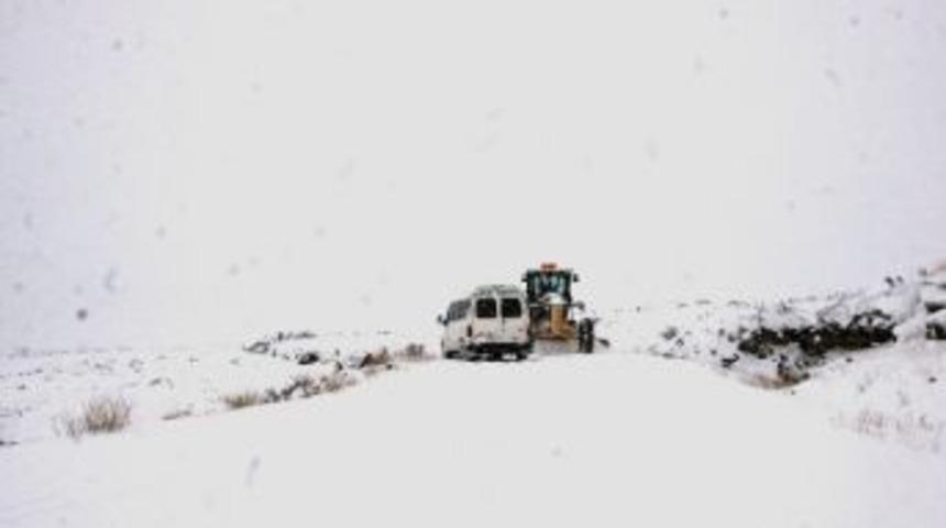 Karda Mahsur Kalan 11 K&ouml;yl&uuml; Kurtarıldı