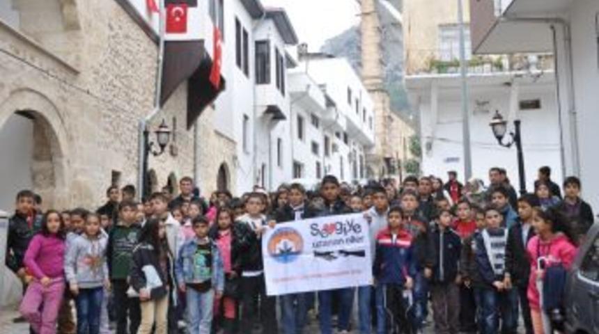 Sevgiye Uzanan Eller Kozan&rsquo;da