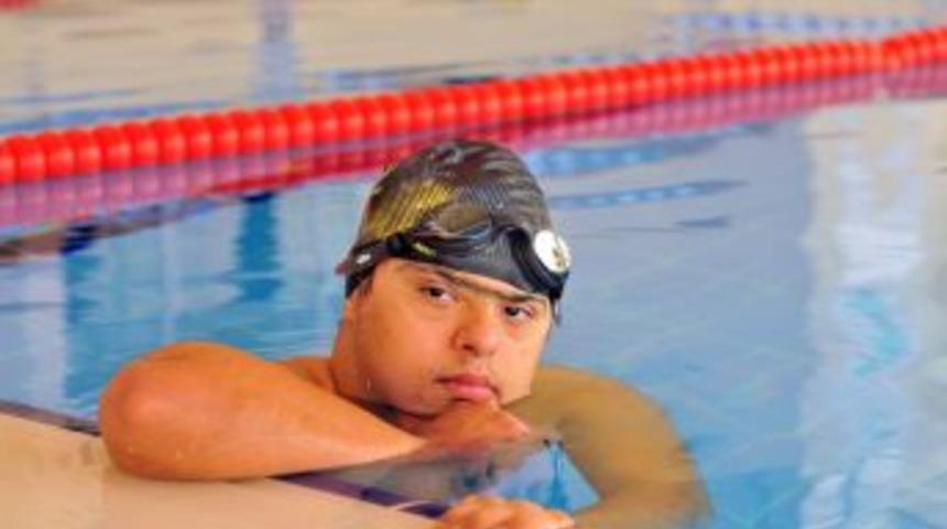 Engellerini Aşıp Havuzda Kula&ccedil; Attılar