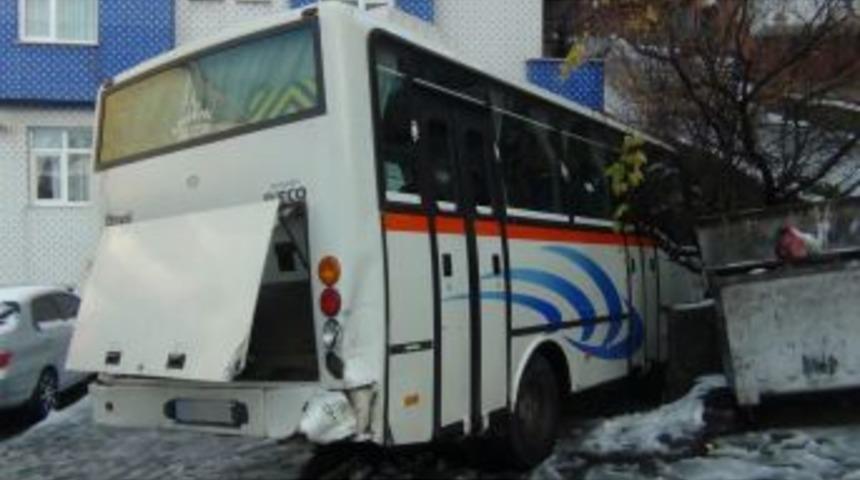 Bayırda Kayan Minib&uuml;s 4 Araca &Ccedil;arparak Zarar Verdi