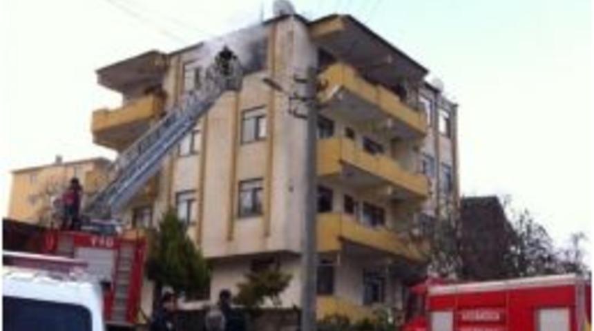 Ak&ccedil;akoca'da Ev Yangınında Maddi Hasar Meydana Geldi