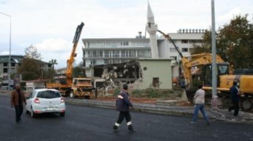 63 Yıllık Cami Bir G&uuml;nde Yıkıldı
