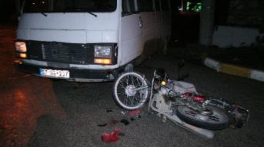 Minib&uuml;s Motosiklete &Ccedil;arptı: 1 Yaralı