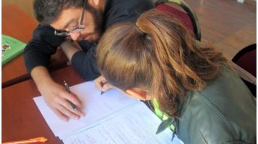 G&ouml;n&uuml;ll&uuml;lerden Ortaokul &Ouml;ğrencilere Eğitim Desteği