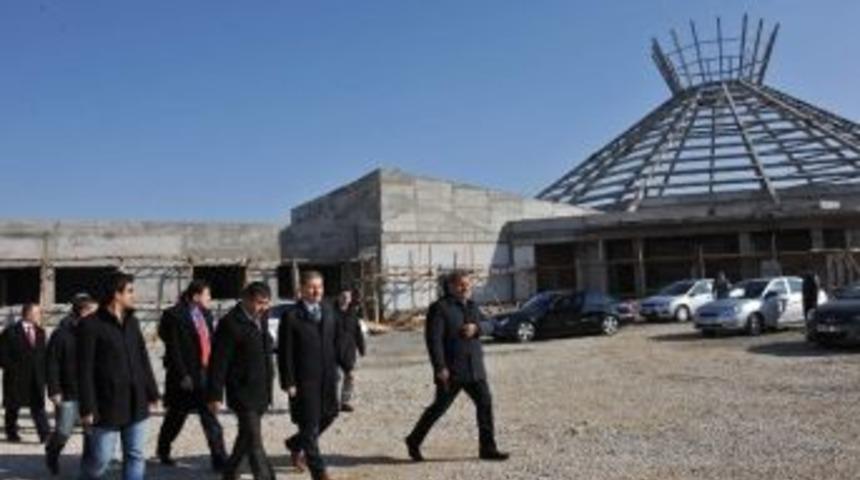 Belediye Başkanı Ahmet &Ccedil;akır, İnşaatta İnceleme Yaptı