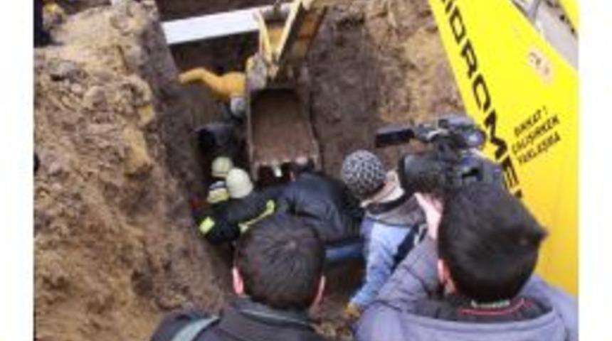 Kanalizasyon &Ccedil;alışmasında G&ouml;&ccedil;&uuml;k Oldu, Iş&ccedil;i Toprak Altında Kaldı