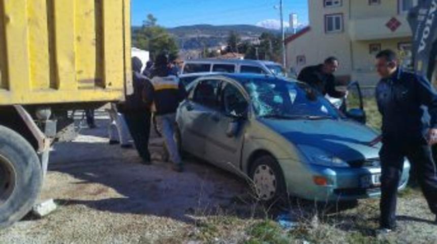 Kayan Hafriyat Kamyonu 3 Araca Çarparak Durdu