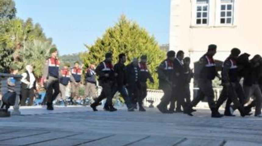 Foça'da Kredi Kartı İle Fuhuş Yaptırılan Otele Operasyon