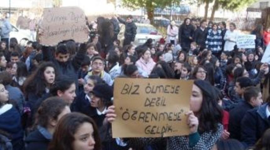 Arkadaşları Bıçaklanan Öğrenciler Ayağa Kalktı