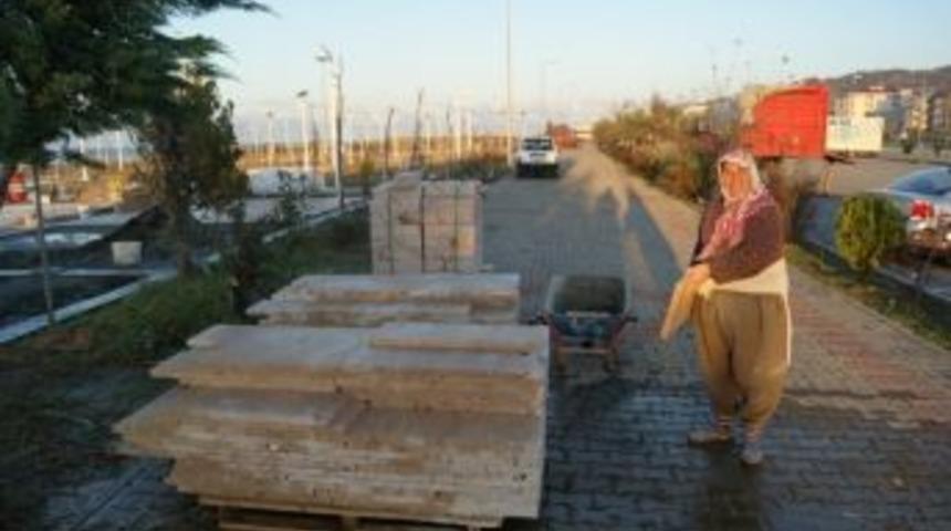 Ekmeğini Taştan &Ccedil;ıkartıyor