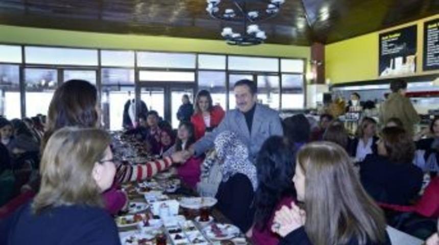 Başkan Ata&ccedil;, Halk Oyunları Kursiyerleriyle