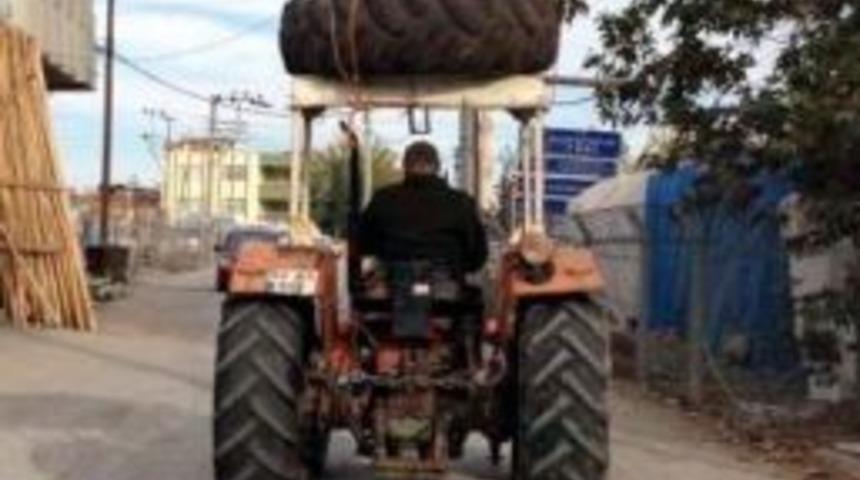 Trafikte İlerleyen Trakt&ouml;r Tehlike Sa&ccedil;tı