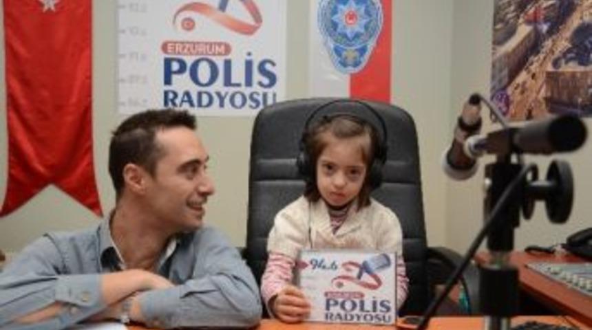 Atlı Cafe De Terapi G&ouml;ren &Ccedil;ocuklar, Aileleri Ve &Ouml;ğretmenleri İle Erzurum Polis Radyosunu Ziyaret Ettiler