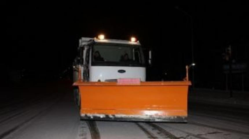 Belediye Ekipleri Gece Boyunca Karla M&uuml;cadele Etti