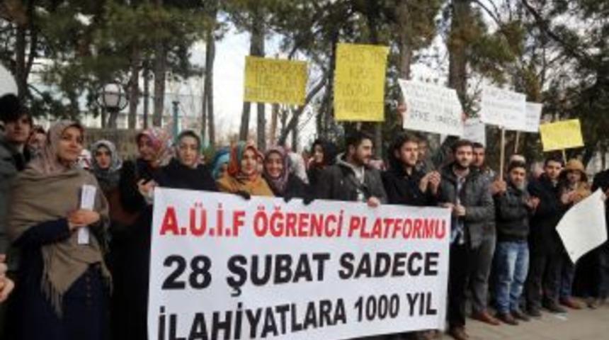 İlahiyat &Ouml;ğrencileri: 28 Şubat Kararları Ilerletilerek Devam Ettiriliyor