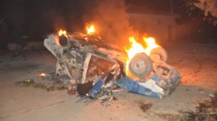 Elektrik Kesintisine Kızan K&ouml;yl&uuml;ler, Trafoyu Basıp 2 Aracı Yaktı