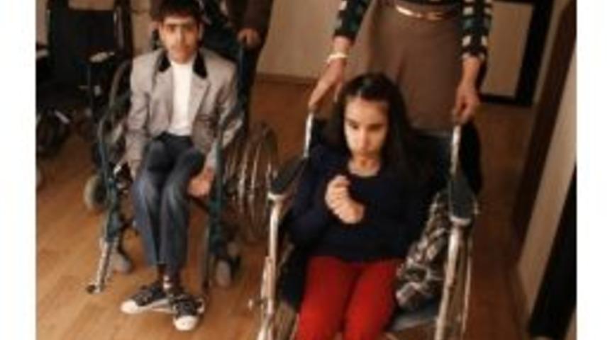 Polisler Aralarında Para Toplayıp Tekerlekli Sandalye Aldı