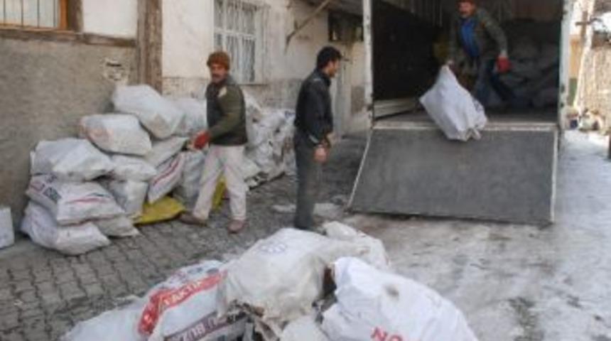Afgan Aileler K&ouml;m&uuml;r Yardımı Bekliyor