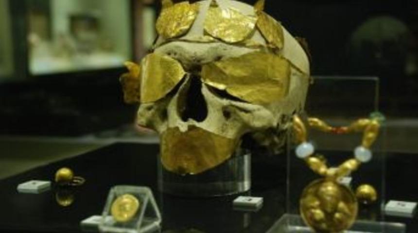 M&uuml;zedeki Altın Ağız Ve G&ouml;z Bandı Dikkat &Ccedil;ekiyor