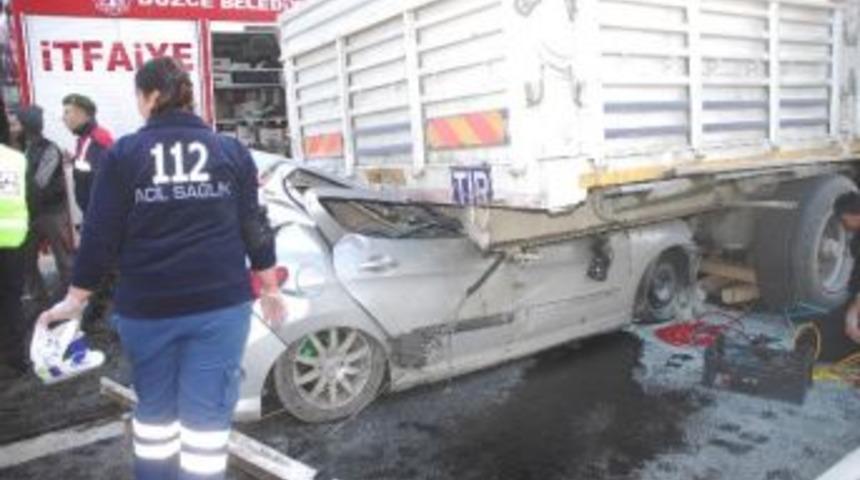 D&uuml;zce Tem Otoyolunda Otomobil Tır&rsquo;ın Altına Girdi 1 Kişi &Ouml;ld&uuml;, 1 Kişi Yaralandı